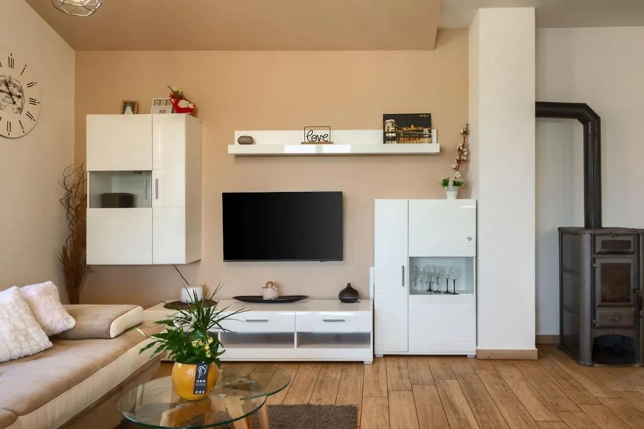 Activity Villa Gita With Pool And Grill In Tinjan Croatia