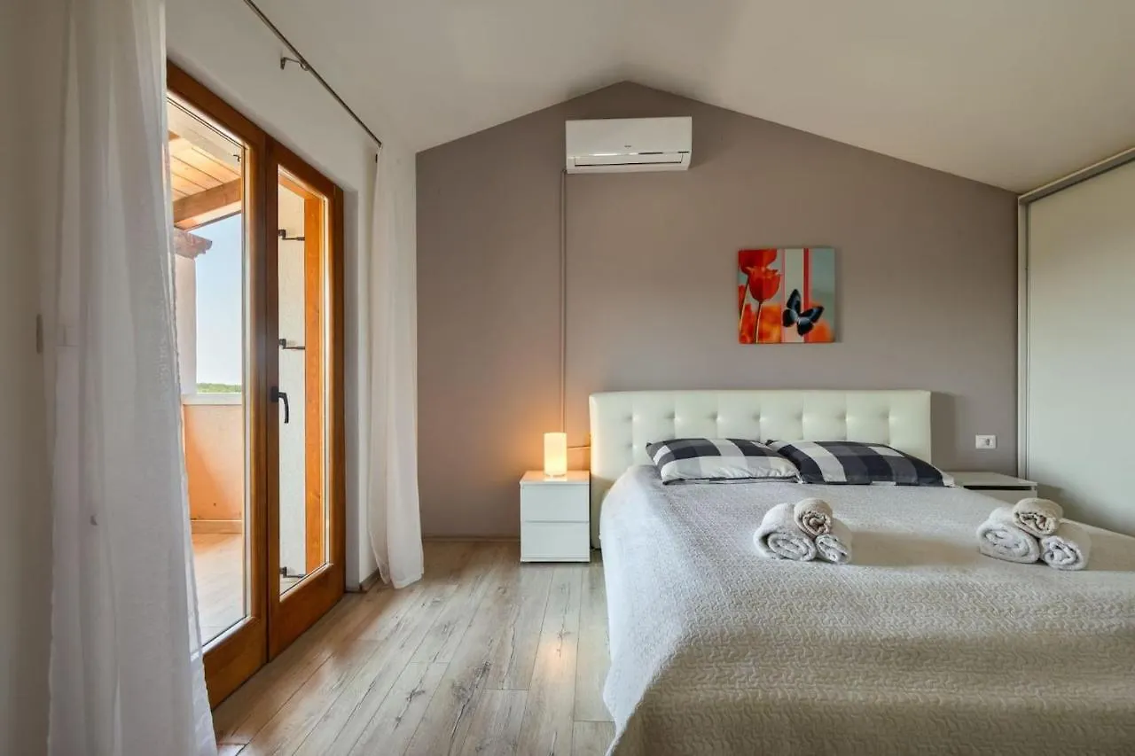 Activity Villa Gita With Pool And Grill In Tinjan