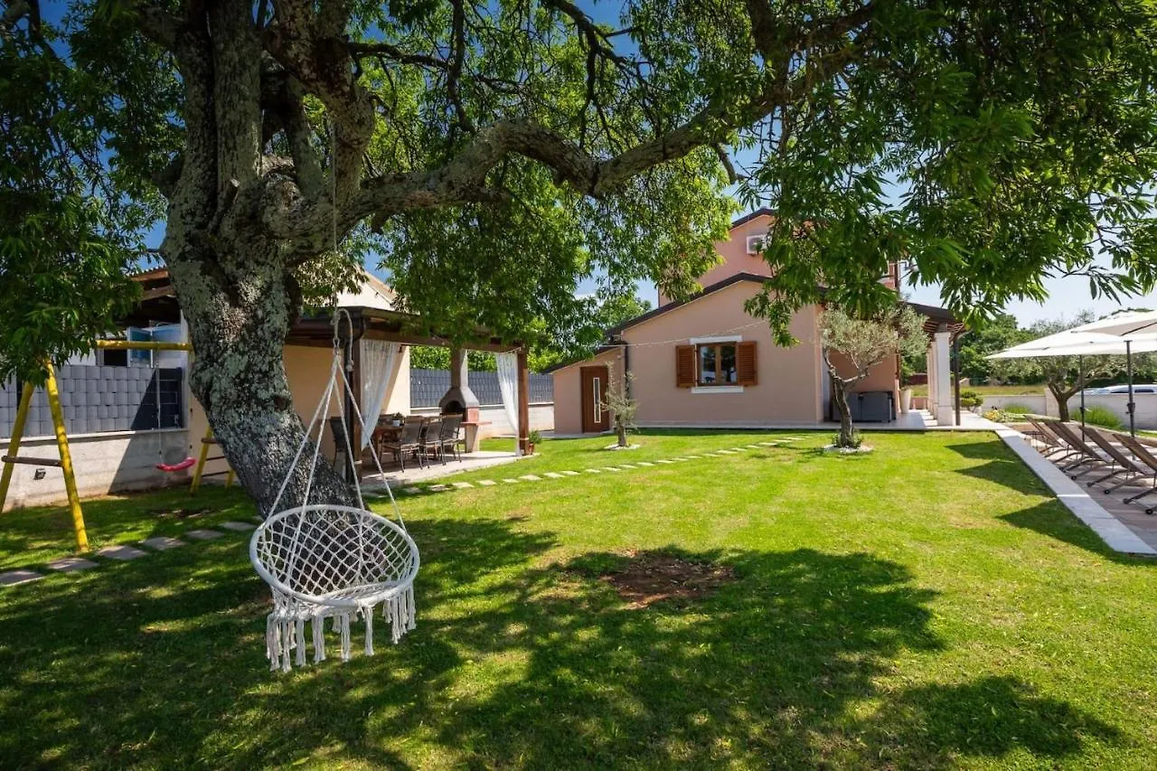 Activity Villa Gita With Pool And Grill In Tinjan