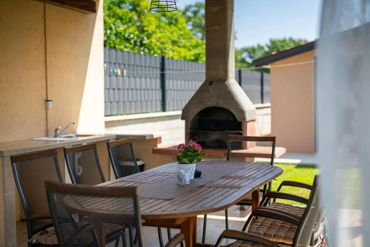 Activity Villa Gita With Pool And Grill In Tinjan Croatia