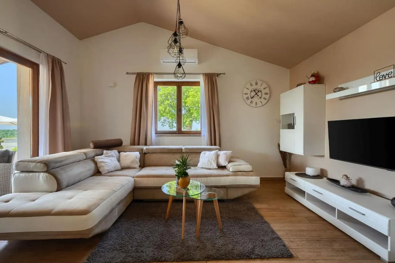 Activity Villa Gita With Pool And Grill In Tinjan