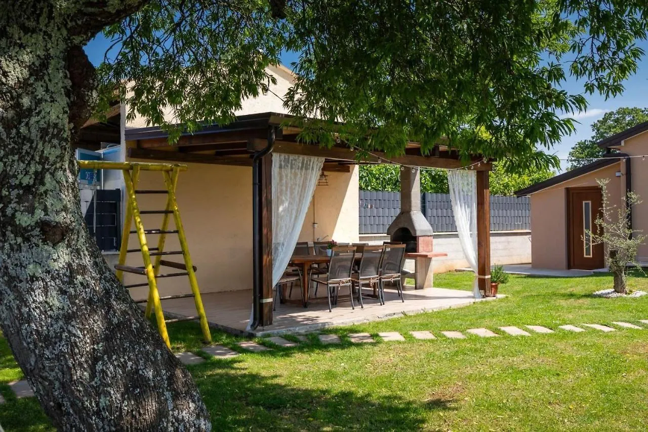 Activity Villa Gita With Pool And Grill In Tinjan 0*,