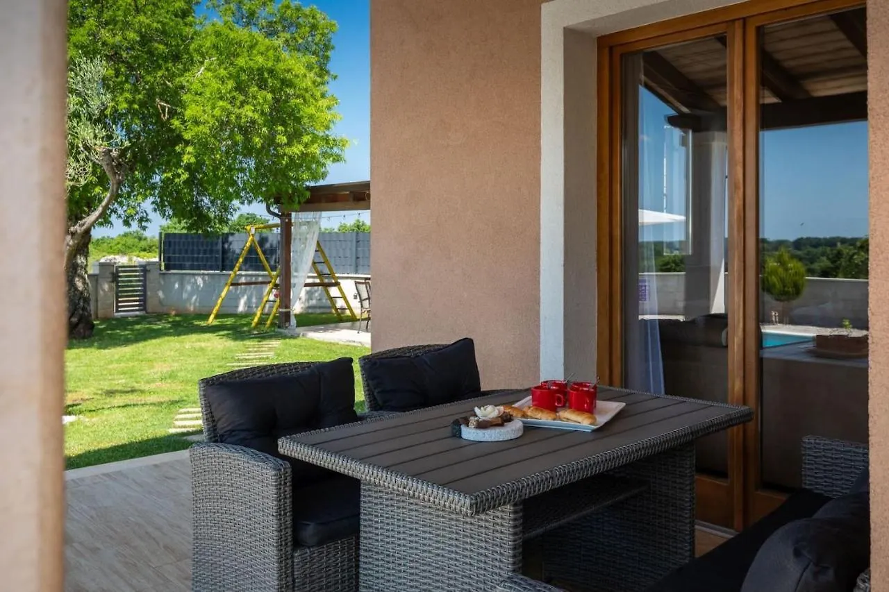 Activity Villa Gita With Pool And Grill In Tinjan