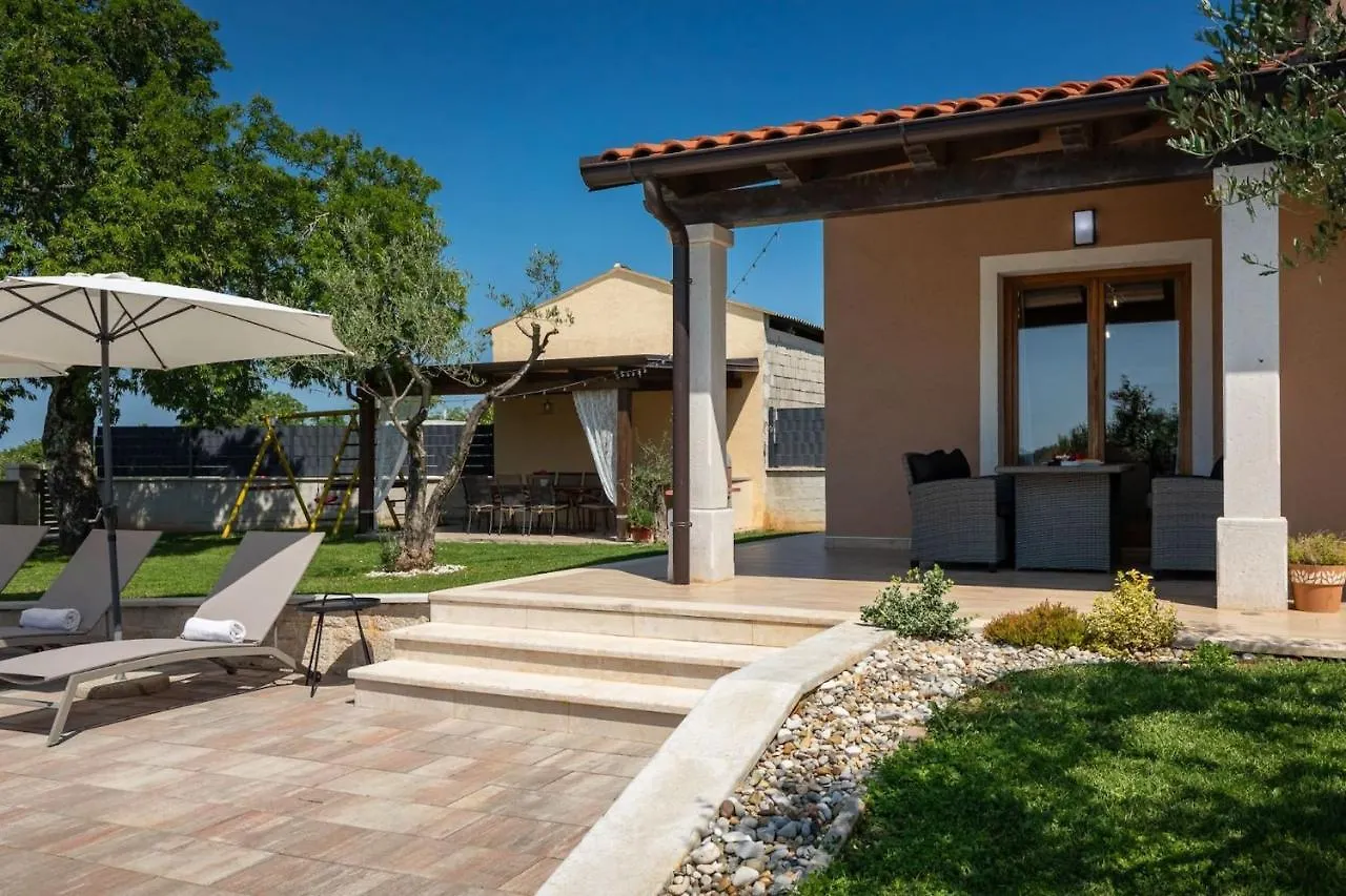 Activity Villa Gita With Pool And Grill In Tinjan Croatia